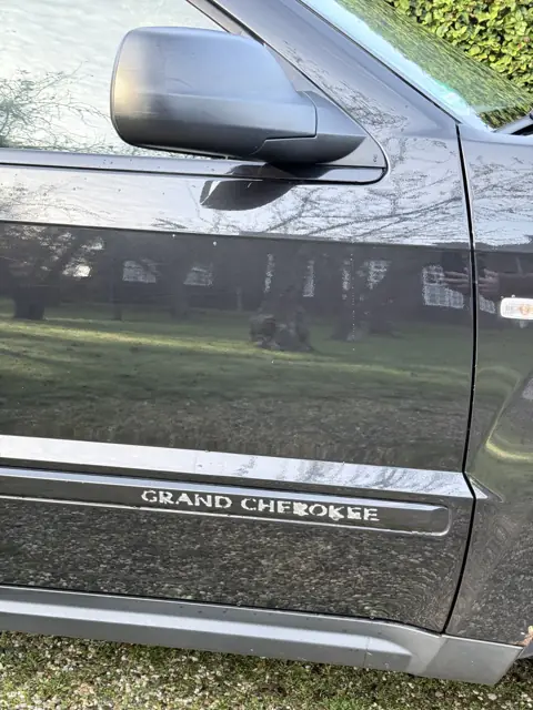 Grand Cherokee-belettering op het portier