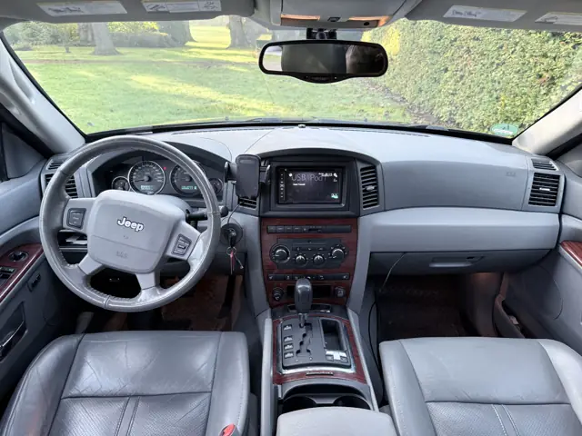 Dashboard en grijs lederen interieur