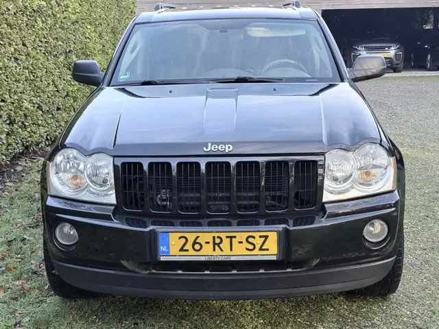 Voorkant met de kenmerkende 7-slot grille