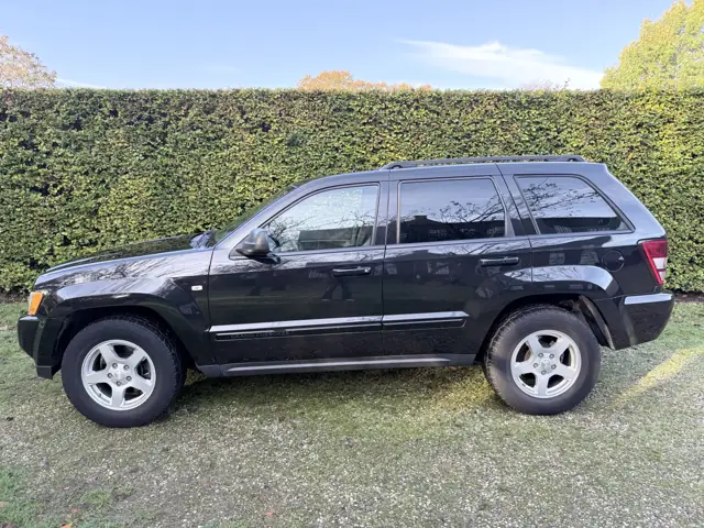 Zijaanzicht van de Grand Cherokee WK